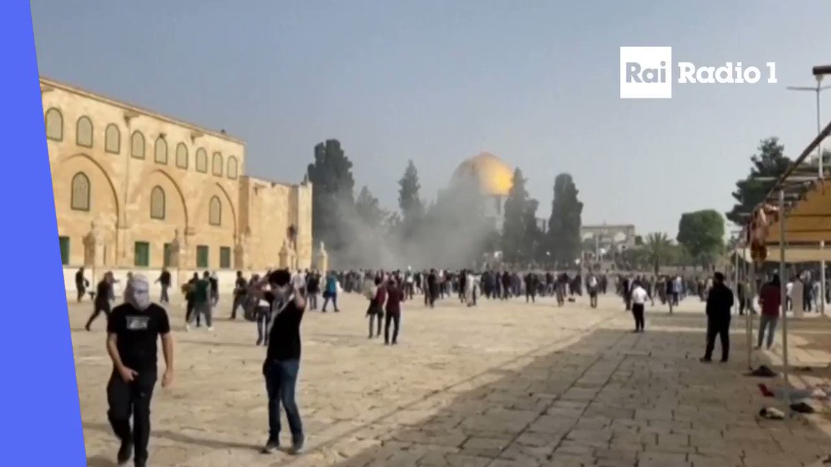 🔵Secondo la #MezzalunaRossa sono 175 i #palestinesi feriti nel corso degli scontri con la polizia israeliana sulla Spianata delle Moschee a #Gerusalemme. Uno è condizioni gravi. 30 le persone colpite da proiettili di gomma esplosi in risposta al lancio di pietre https://t.co/01YMjag8UO