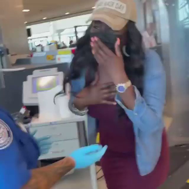 When you forget that hats need to come off when going through TSA
Via IG:blaquechica954 https://t.co/MuaMjt3PyI