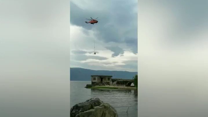 Helicopter explodes and crashes into lake #helicopter #lake #dali #yunnan #china #crash #wildfires #forestfires #KameraOne https://t.co/eCsvh2tJQM