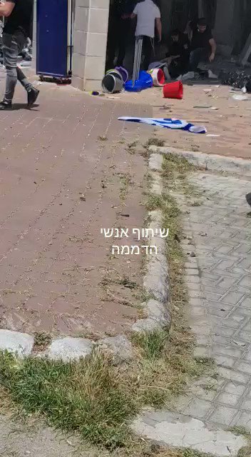 جانب من الأضرار التي ألحقها صاروخ إرهابي أصاب بناية في جنوب إسرائيل قبل قليل.
القصف الصاروخي من غزة على...