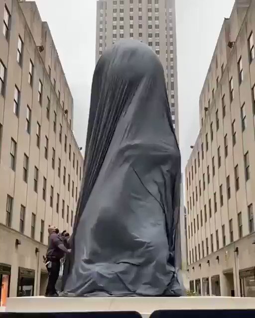 WATCH: New 25 foot-tall statue unveiled in NYC, Rockefeller Center to honor "African culture" - Smithsonian Magazine https://t.co/FjNYHbJRfz