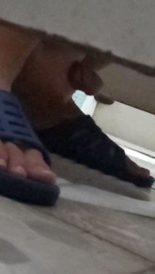 两学生厕所飞机    
