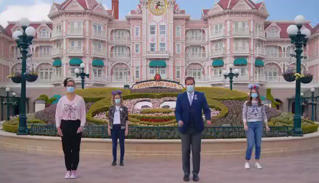 Video: Disneyland Paris Ambassador Giona met up with fellow Cast Members in Fantasia Gardens to learn and perform the choreography to “Magical Surprise”, Shanghai Disney Resort’s 5th Anniversary Song: 🕺 https://t.co/pyng5j632c