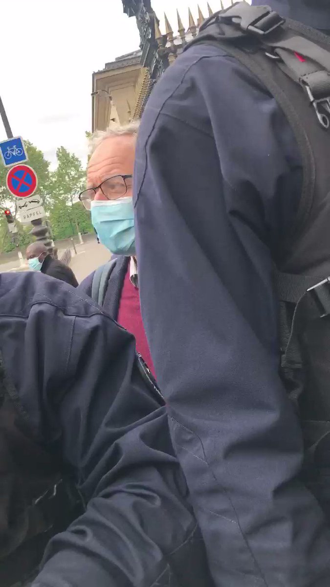 Avec Elsa et Sabine, députées PCF & LFI, un représentant de l'UJFP &AFPS et un représentant du département international de la CGT nous avons été reçus au Ministère des affaires étrangères suite à la manifestation sur la Palestine. À la sortie, arrestation du Pdt de l'AFPS..... https://t.co/V6ReccGT9O