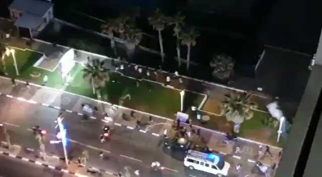 JUST IN - Clashes and riots erupting in multiple mixed cities in Israel now. Both Israelis and Palestinians take the law into their own hands.
https://t.co/wQ6OeXIVn6