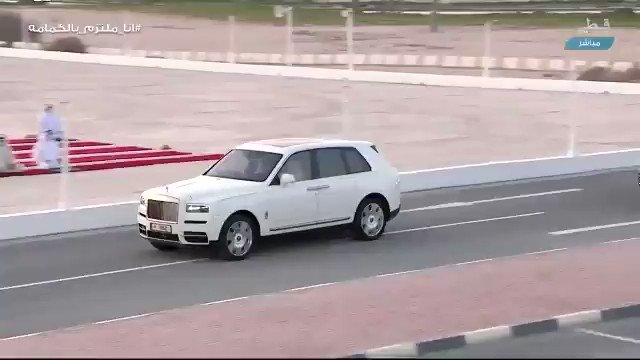 لحظة وصول سمو الأمير الوالد الشيخ حمد بن خليفة آل ثاني إلى مصلى الوجبة لأداء صلاة عيد الفطر المبارك