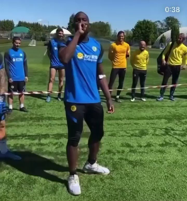 Lautaro Martinez and Antonio Conte yesterday during Inter-Roma have had a tense moment after Lautaro has been replaced.
Today, “clarification live from the Madison Square Garden” as Antonio Conte stated on his Instagram account 😂🥊
...and with @RomeluLukaku9 as a speaker! https://t.co/869f9QDLUk