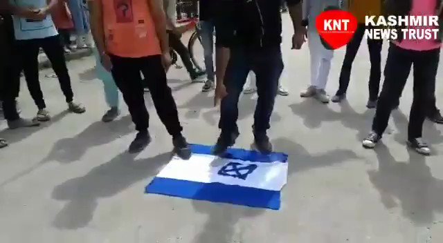 Anti-Israel protests in Srinagar, Israeli flag set on fire.
https://t.co/HtvWIC316d