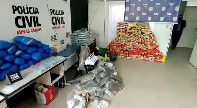 - Mais um enorme carregamento de drogas foi apreendido pela @PRFBrasil em conjunto com a @pcmgoficial :
Em média:
. 100 kg de cocaína,
. 100 kg de skank,
. Centenas de comprimidos de ecstasy,
. 3 toneladas de maconha, https://t.co/UuDOmCjbyv