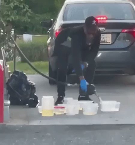 USA gas shortage has caused people this madness!!!
#USA #FridayMadness #captionthis #GasShortage2021 #gasshortage https://t.co/bJw0ot9mgJ