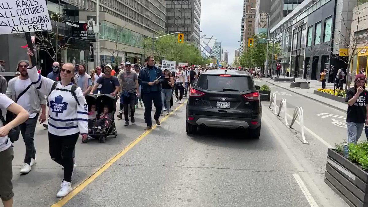The streets are absolutely packed.
#Toronto
#antilockdownprotest https://t.co/uKXYIBBJnI
