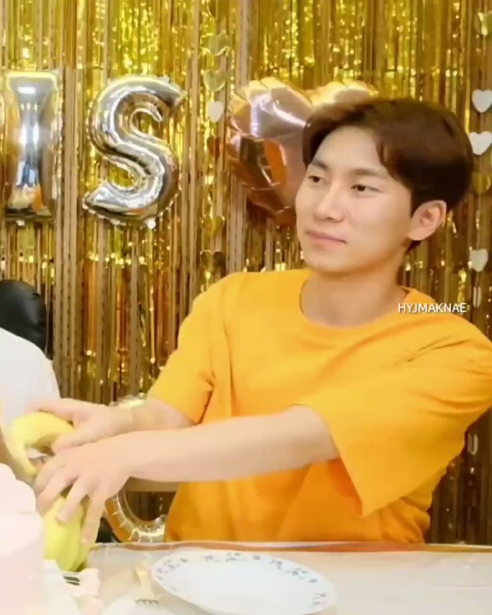 RT @hyjmaknae: EUNKWANG; Banana Life Hack https://t.co/w2OJN3d3K9