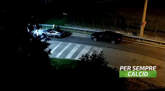 🚨🚨 Cristiano Ronaldo's cars are being loaded by a portugese moving company for transport in the middle of the night, the same way they have arrived in Turin 3 years ago. https://t.co/EupGjQkrVW