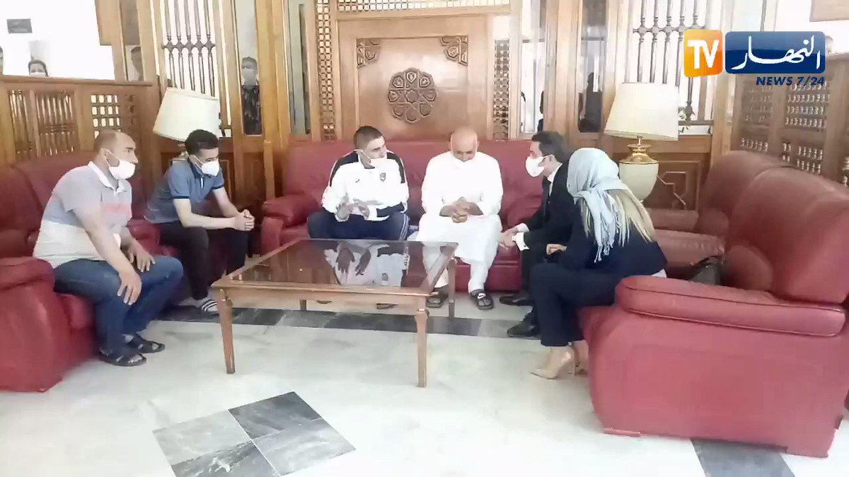 وزير الرياضة وسليمة سواكري يقدمان التعازي لعائلة الفقيد سمير حجاوي