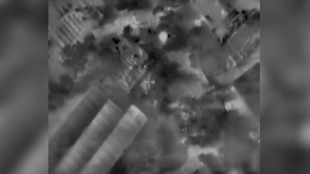 أغارت طائرة حربية قبل قليل على منصة لاطلاق الصواريخ كانت تقع على سطح مبنى في مخيم الشاطئ حماس تحت القصف...