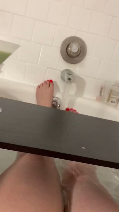 #Feet  #feetVideo #footfriday  #footcontent #pedicure #toes #cutetoes https://t.co/iZAa9QXFoB