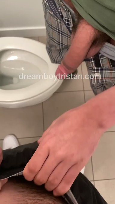 got caught hooking up in the bathroom 😰 https://t.co/PG7qatAniv