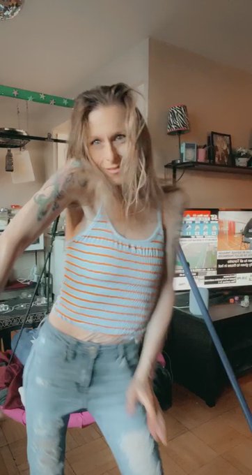 Let&rsquo;s school the youngsters... #kellisparks #dance #toronto https://t.co/Gfw1AjQkxv<a href="/tag/kellisparks"class="tags">#kellisparks</a><a href="/tag/dance"class="tags">#dance</a><a href="/tag/toronto"class="tags"><span>#toronto</span></a>