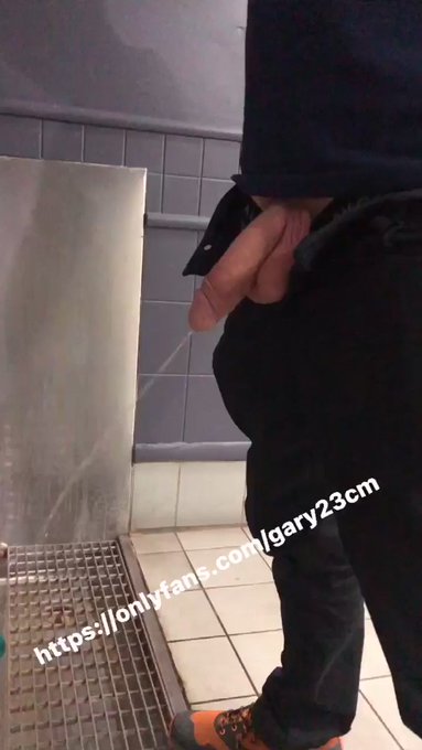 At the piss trough last night 🐢
Retweet if you wanna pee next to me.
#PublicDick #gay https://t.co/T