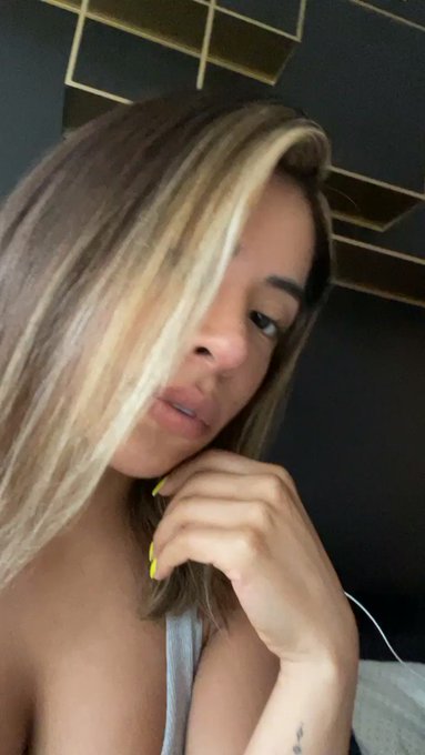 Waking up to hair like this. I&rsquo;m not mad lol ugh off to this meeting.   Oh btw new hair. I shared it<a href="/tag/selenaquintanilla"class="tags"><span>#selenaquintanilla</span></a>