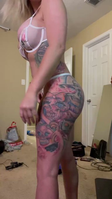 Mom Booty #milf #bootydance #booty #twerk #Twerkchallenge #singlemom #inked #tattooedmodels https://t