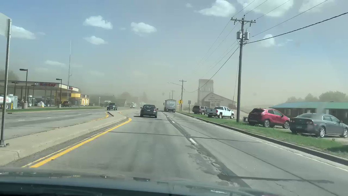 Grapes of Wrath going on right now in Royalton #Minnesota, high winds plus dry weather creating a dusty drive. @WCCO @WCCOShaffer #mnwx https://t.co/gKTZK5GKEm