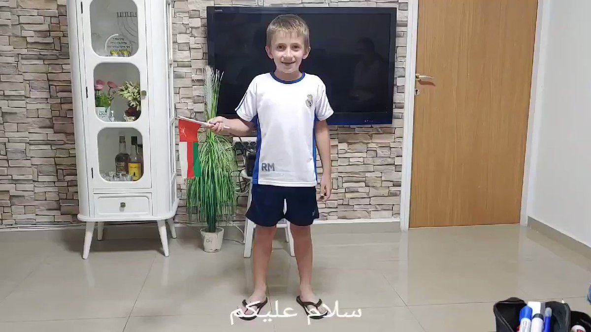 طفل إسرائيلي يتمنى السلام لأطفال المنطقة ويهدي رسالة سلام من إسرائيل إلى سلطنة عمان والدول العربية…