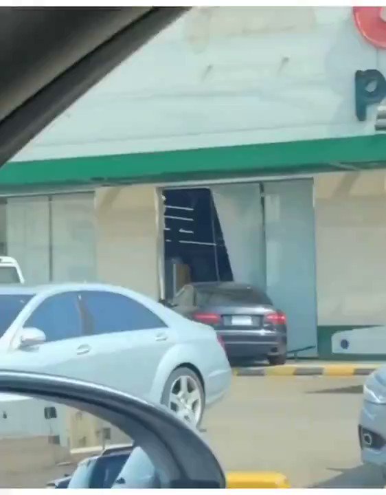 فيديو متداول سيارة خارجة عن السيطرة تقتحم مولا تجاريا بـ جدة نيولي