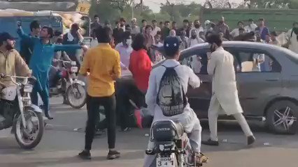 مختلف تعلیمی اداروں کے طلبا امتحانات کے انعقاد کے خلاف پر امن احتجاج کرتے ہوئے ۔ شائد گاڑی والا دہشت گرد ہو جو وہاں سے گزر رہا تھا اور پڑھے لکھے جوانوں کے احتجاج میں مخل ہوا ہو ۔ https://t.co/VZz6IrWkrR
