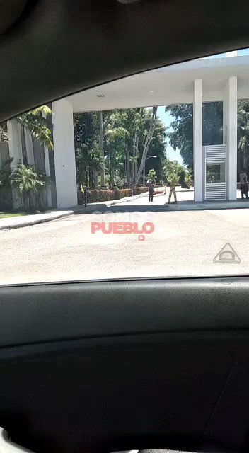 Turista sale cargando equipaje de Hotel en Bávaro Punta Cana para abordar un Uber porque el hotel no los permite entrar y los turistas no están dispuestos a pagar la tarifa abusiva de los taxistas turísticos.
Atención @DavidColladoM @luisabinader @raquelarbaje @TurismoRD https://t.co/e5yPoj64my