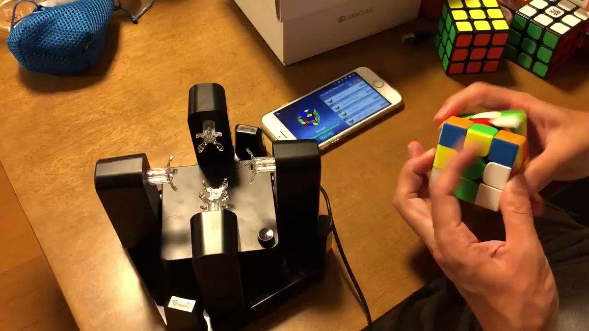 90個のルービックキューブコレクションを持つ夫がまた新しいのを買ってきたと思ったら さすがに最先端すぎる Togetter