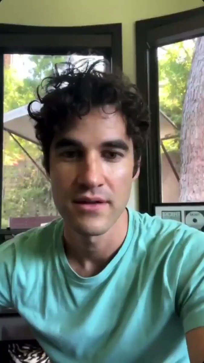 E o brasileiro não tem paz! Darren Criss iria mandar um recadinho aos fãs do Brasil na última live feita em seu Instagram, até que Este Haim, sua companheira de podcast, entrou na transmissão no exato momento que ele começou falar e o assunto mudou! 😂💔 https://t.co/u7laBAUyQo