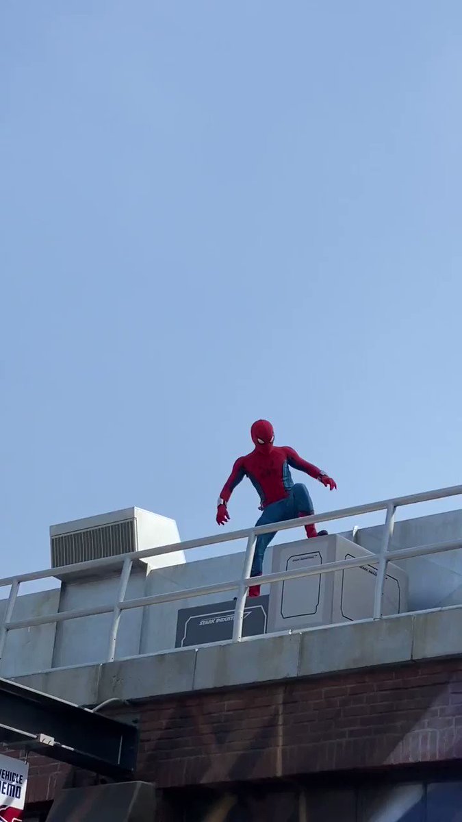 RT @DiscussingFilm: Spider-Man swinging through the air in #AvengersCampus

(Source: @carlyewisel) https://t.co/0zbM14Wrkr