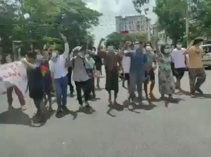Sanchaung, Yangon: Footage of GenZ-led flash mob protest movement taking to streets today and demonstrating against Military regime. #WhatsHappeningInMyanmar #June4Coup https://t.co/cywNIP98LT