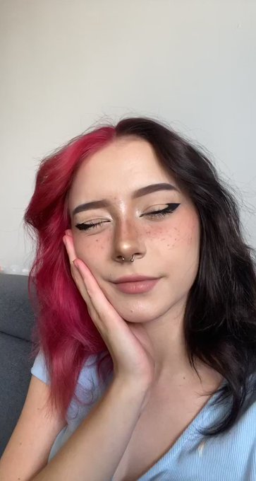 Have a good day! Also excuse my red hand, i was dying my wig pink! https://t.co/3wqE6bQEMV
