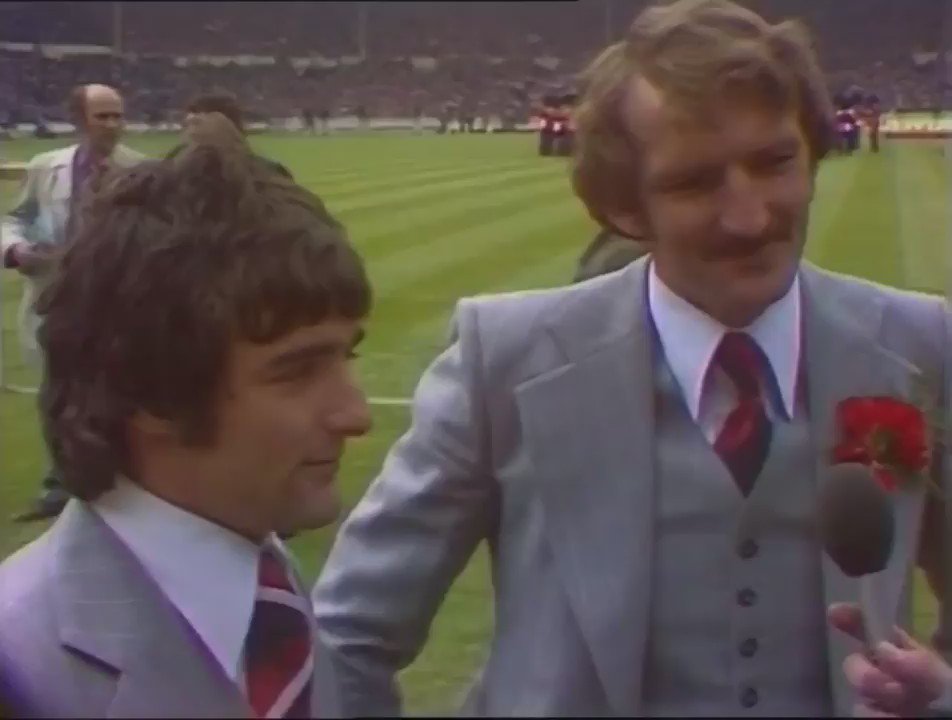 #FACupFinal 1st May 1976
Man United vs. Southampton 

Manchester United’s Alex Stepney & Lou Macari chat with Gerald Sinstadt ahead of the cup final.

#MUFC #Manchester #FACup

@FootballArchive @UtdBeforFergie @YesterdaysStars @AlexStepney1 @LouMacari10 https://t.co/aE7KvdeEZa