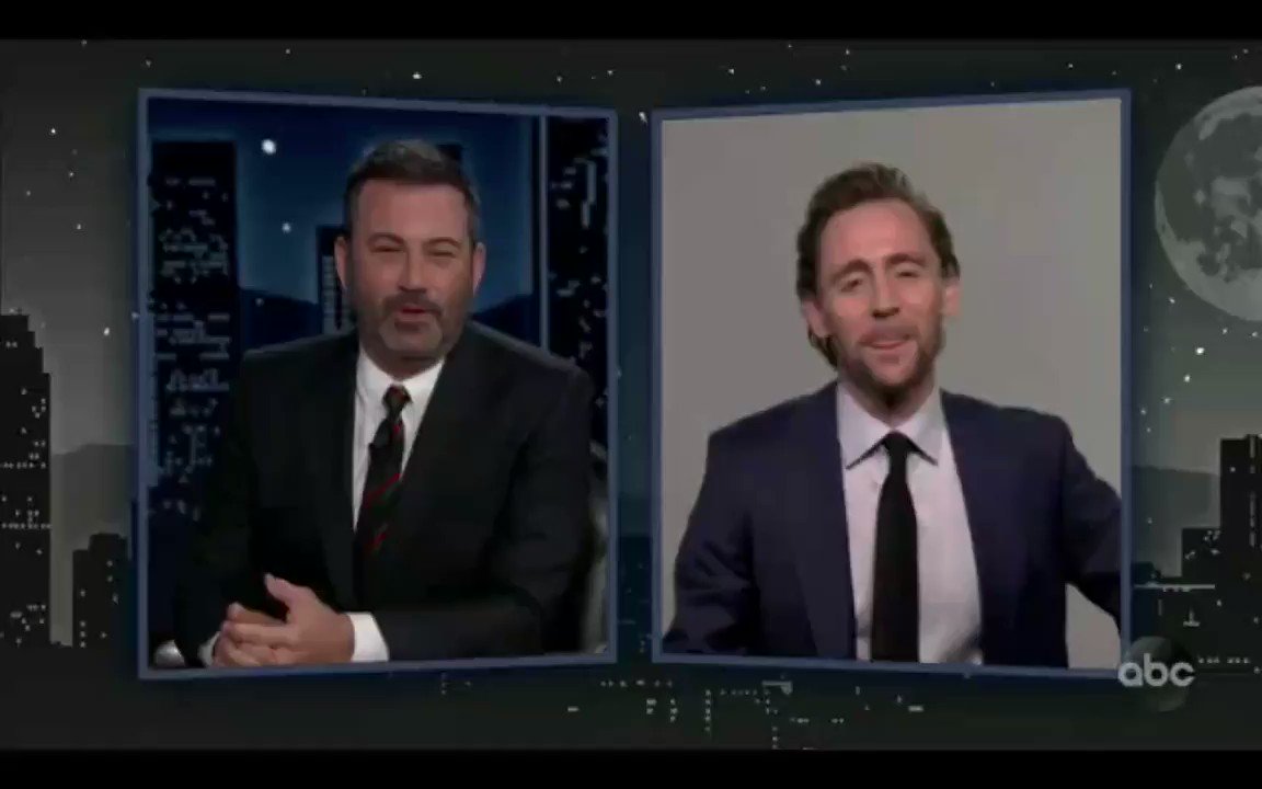 RT @badpostwh: Tom Hiddleston showing off Loki's scarf he kept after Thor's on Jimmy Kimmel Live! (June 9). #Loki https://t.co/jfn6GDlnxR