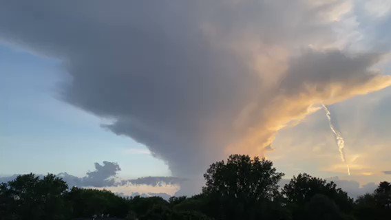#TuesdayEvening #Sunset in White Bear Lake, MN #MNwx #Minnesota #Weather #Wxtwitter check out this #cloud @Chelsea_WX @GarofaloWX @LindseySlaterTV @JacquiJerasTV @BransonWX @AccuPovick @StormHour @MikeAugustyniak @BobVanDillen @spann @thekyniche https://t.co/lFaiuQbOBp