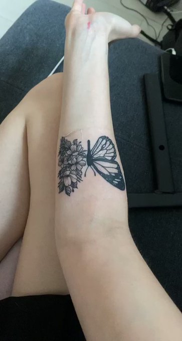 Here’s my tattoo! I love it ? https://t.co/Cozm2wX5IG