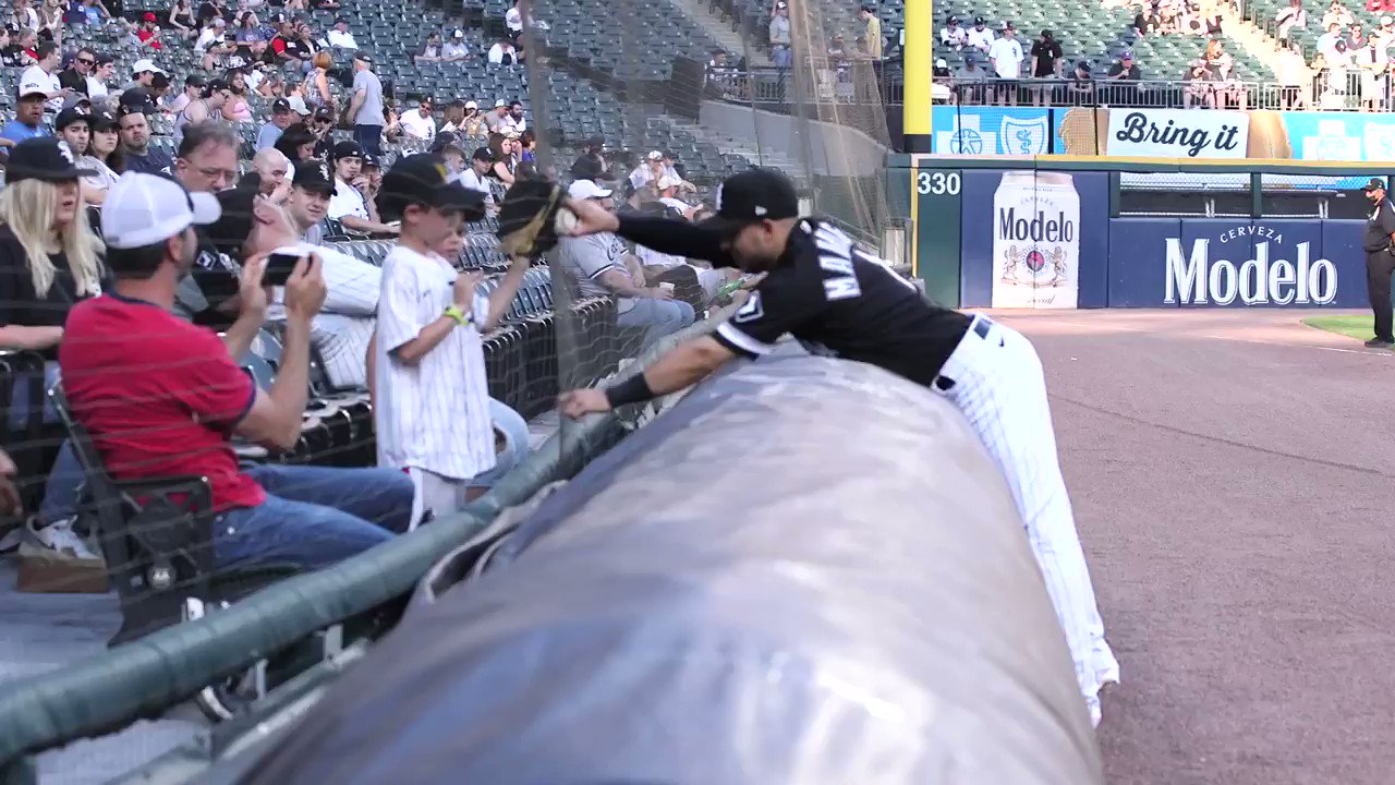 Mike Demkiw on Twitter "It’s a shame that this is how you have to get autographs at MLB games