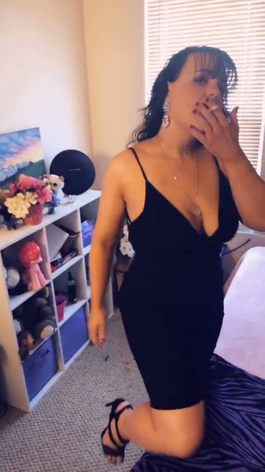 Well that&rsquo;s one way to hike up my dress 😏  #twerk #smokingfetish #smokers https://t.co/X1nUzSprV3<a href="/tag/twerk"class="tags">#twerk</a><a href="/tag/smokingfetish"class="tags"><span>#smokingfetish</span></a><a href="/tag/smokers"class="tags"><span>#smokers</span></a>