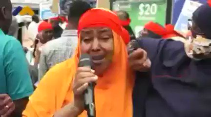 Hooyo Soomaaliyeed oo ilmaynaysa: “Waan dhibaataysannahay calooshaa na wada duleesha.”
Kan hooyooyinka ka xaday carruurtooda iyo kan siyaasad ahaan u difaacayaa tuuggaas labadaba ha ogaadeen in waalidiintu uu Alle maqlayo oo uunan qadin doonin.
https://t.co/n5yJPAf0YU