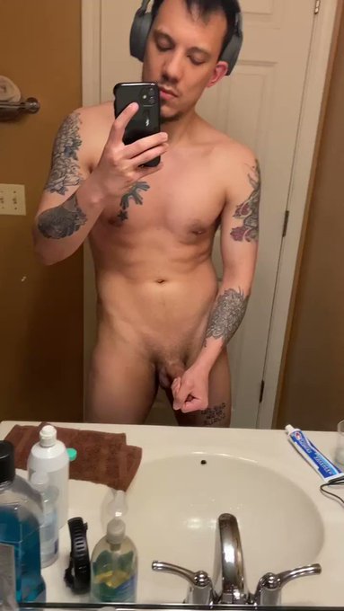 Need a filming buddy, who’s down? ;) #pornhub #onlyfans #biporn #gayporn #xxx #naughty #linkinbio https://t