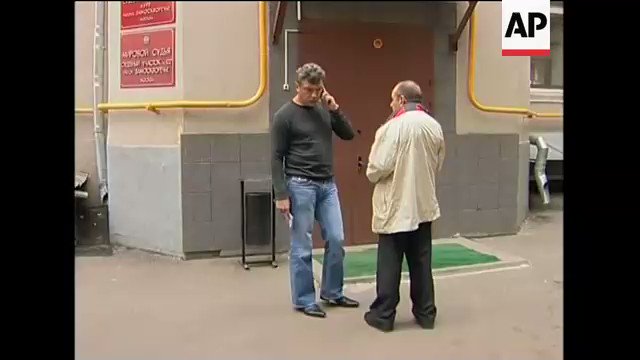 Борис Немцов у двери суда:
«Я готов к любым их решениям, это никак не повлияет на мою позицию, потому что я считаю, что в стране попрана Конституция, граждан запугивают, Путин приказывает бить дубинами собственный народ, безоружный и мирный, и с этим надо бороться...»
2010 г. https://t.co/nWR32nyj3i