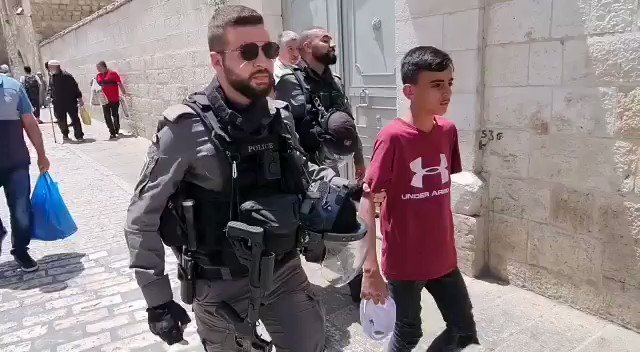 قوات الاحتلال تقتاد أطفال معتقلين إلى مركز شرطة الاحتلال بالقرب من باب الأسباط
#AlAqsaUnderAtrack
#SaveSheikhJarrah
#IsraelTerrorist https://t.co/laQn3IjnGi
