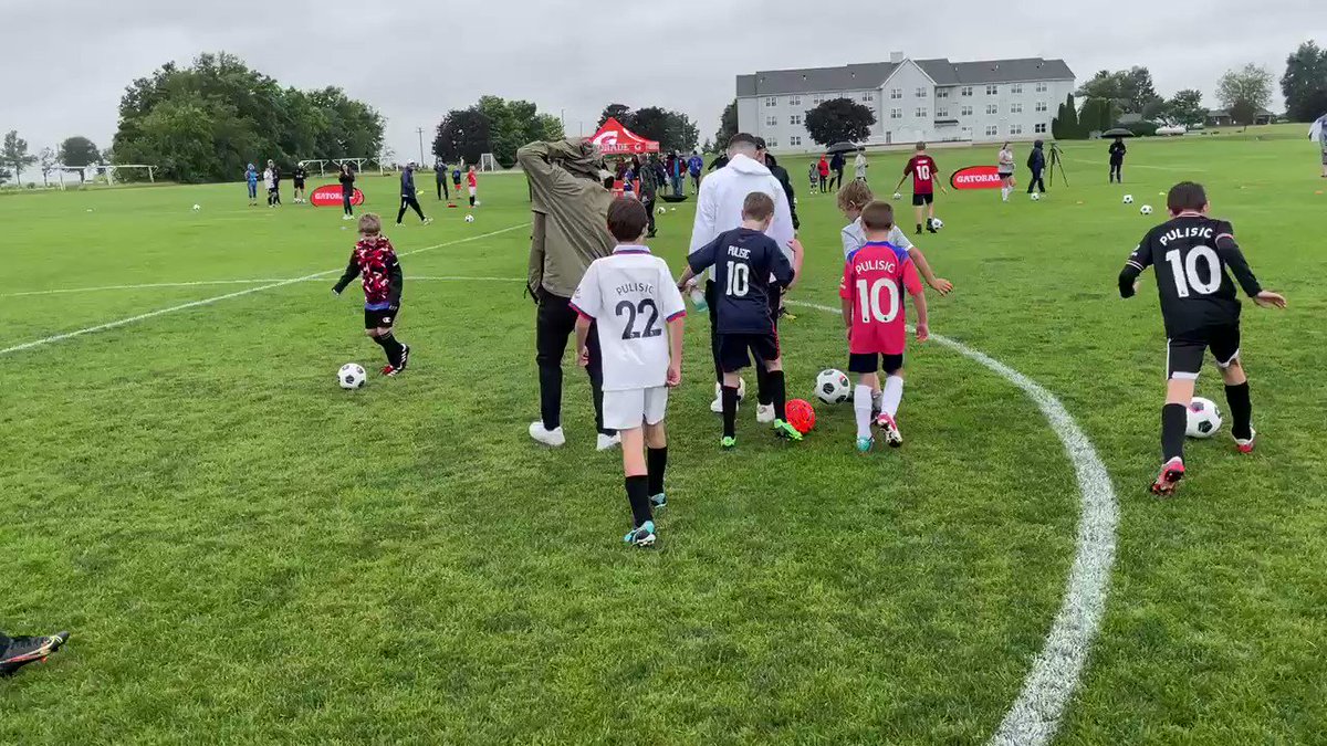 Christian Pulisic went back to Pennsylvania and spent time kicking the ball with kids on the fields where he learned to play 😍
(🎥: @BseidersPhotog, CBS21 WHP)
https://t.co/xsh799DKv1