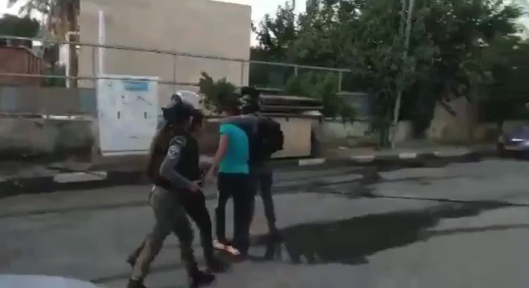 “So confusing, both sides are violent” 3 children!!
Israeli occupation forces arrest 3 children from a playground in Aida refugee camp, north of Bethlehem.
#Palestine
Source: @QudsNen https://t.co/J4YNhBxo36