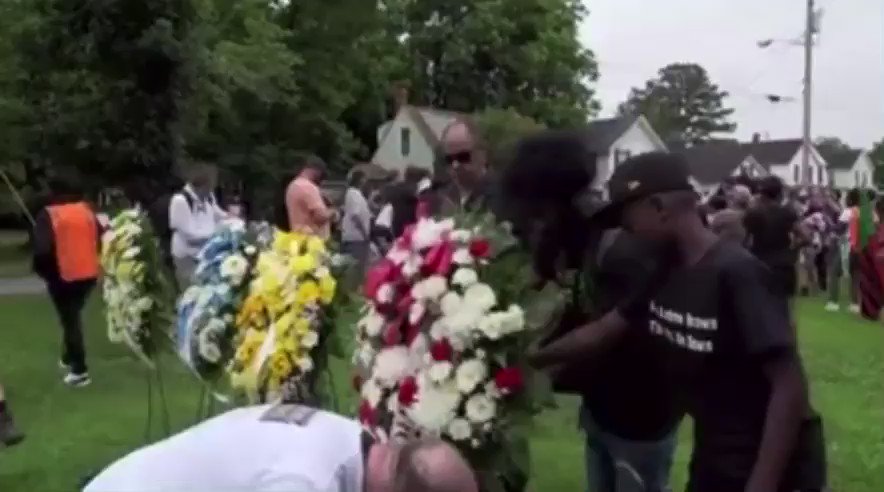 Until the killing of black men, black mothers' sons πΆ
Is as important as the killing of white men, white mothers' sons π΅
We who believe in justice cannot rest until it comes. #JusticeForAndrewBrownJr https://t.co/MWXGya4Hxk https://t.co/98psdU9rYE