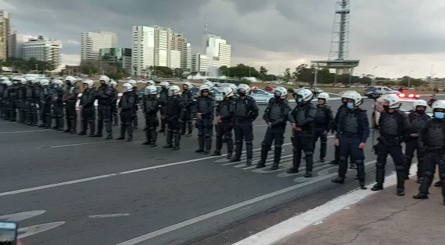 Depois de permitir a caminhada indígena até o estádio Mané Garrincha, PM bloqueia marcha. "É uma manifestação ordeira e pacífica. Eles quebraram com o acordo. Não queremos conflito, mas a tensão está sendo criada pela PM", informa Dinamã Tuxá, da @ApibOficial
📷 Adi Spezia/Cimi https://t.co/FflwonOkMV