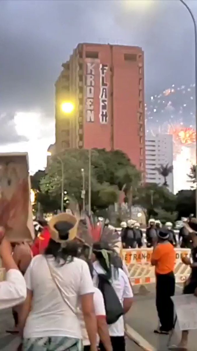 No momento em que os fogos da #CopaAmérica estão sendo lançados no céu, os povos indígenas estão nas ruas de Brasília pedindo vacina e #DEMARCAÇÃOJÁ! https://t.co/MrtYSWMBdR